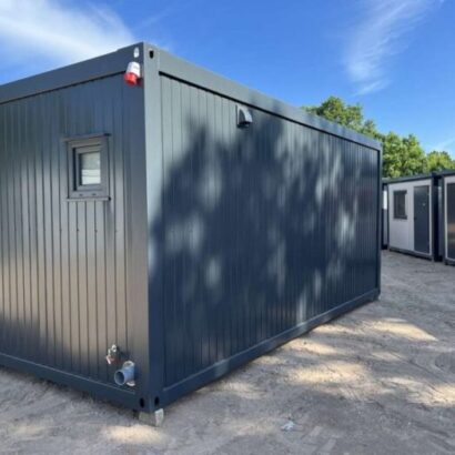 Contenedor base de estar con cocina americana, inodoro y ducha 6,00 x 2,43 m