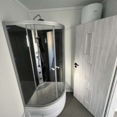 Contenedor base de estar con cocina americana, inodoro y ducha 6,00 x 2,43 m