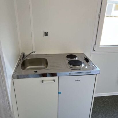 Contenedor base de estar con cocina americana, inodoro y ducha 6,00 x 2,43 m