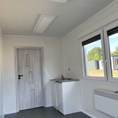 Contenedor base de estar con cocina americana, inodoro y ducha 6,00 x 2,43 m
