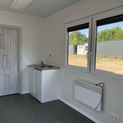 Contenedor base de estar con cocina americana, inodoro y ducha 6,00 x 2,43 m
