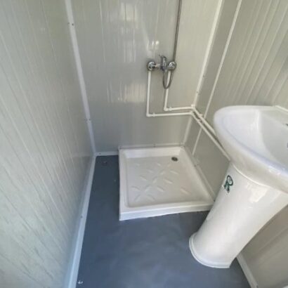 Contenedor sanitario con doble ducha