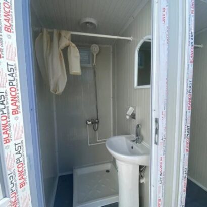Contenedor sanitario con doble ducha